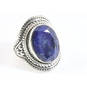 Bewerkte zilveren ring met blauwe saffier - maat 18.5