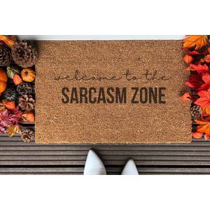 Welcome To The Sarcasm Zone | 60x40 cm | Nieuwe huis cadeau | Ingangsmat | Deurmat met stijl | Verhuizing cadeau | Praktisch & trendy | Perfect voor binnenkomst | Cadeau voor nieuwe woning