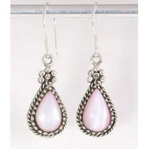 Bewerkte zilveren oorbellen met roze parelmoer