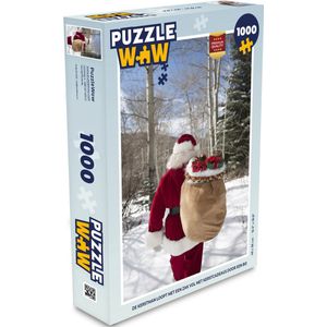 Puzzel De kerstman loopt met een zak vol met kerstcadeaus door een bos - Legpuzzel - Puzzel 1000 stukjes volwassenen - Kerst - Cadeau - Kerstcadeau voor mannen, vrouwen en kinderen