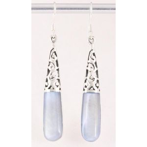 Lange opengewerkte zilveren oorbellen met lichtblauwe schelp