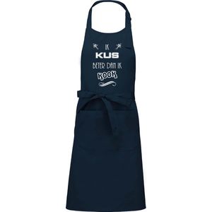 Mijncadeautje - Keuken- en Barbecueschort - Ik Kus beter dan ik Kook - Tekstschort - Verjaardag - Humorschort - Navy Blauw