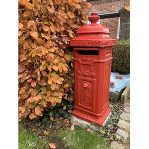 Postboxstore Vrijstaande Engelse Brievenbus | beton | rood | inclusief plaatsing en retour oude brievenbus