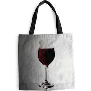 MuchoWow® Schoudertas - Strandtas - Big Shopper - Boodschappentas - Glas rode wijn op een grijs witte achtergrond - 45x45 cm - Katoenen tas