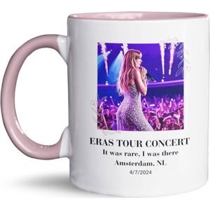 NietMokken.nl - Keramische mok met Eras Tour Amsterdam concert ontwerp - Perfect voor Taylor Swift fans - Aan beide zijden bedrukt - Vaatwasser- en magnetronbestendig - Ideaal cadeau voor Swifties om je concertmoment te herbeleven! - 4 juli versie