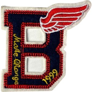B met vleugel Make Change 1999 College Style Embleem Strijk Patch 7.5 cm / 7.8 cm / Blauw Rood Geel