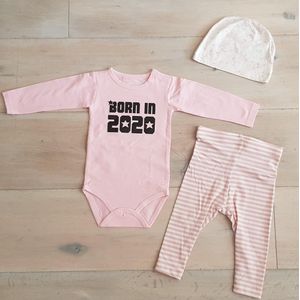 Baby Meisjes cadeau geboorte Setje 3-delig  newborn | maat 62-68 | roze mutsje beertje roze broekje streep en roze romper lange mouw met tekst zwart born in 2020  | Bodysuit | Huispakje | Kraamkado | Gift Set