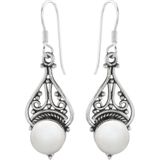Oorbellen zilver | Hangers | Zilveren oorhangers, sierlijk bewerkte druppelvorm met parelmoer steen