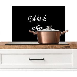 Spatscherm keuken 60x40 cm - Kookplaat achterwand Quotes - But first: coffee - Koffie - Spreuken - Muurbeschermer - Spatwand fornuis - Hoogwaardig aluminium