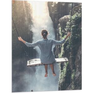 WallClassics - Vlag - Vrouw op Schommel boven Landschap - 75x100 cm Foto op Polyester Vlag