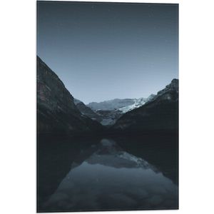 WallClassics - Vlag - Meer bij Bergen onder Sterren - 40x60 cm Foto op Polyester Vlag