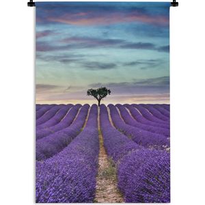 Wandkleed Lavendel  - Lavendelveld tijdens zonsondergang met boom op de horizon Wandkleed katoen 60x90 cm - Wandtapijt met foto
