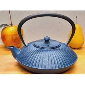 AANBIEDING Zeer mooie gietijzeren theepot 1.2 L antiek blauw, van het merk LEIJZER Design. Kado Tip,, een gietijzeren theepot is een leuk artikel om te geven als geschenk artikel.