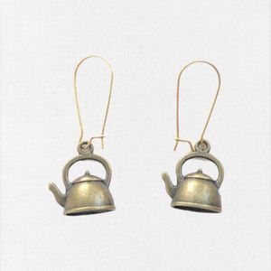 madame chai - oorbellen koperen theepot - oorbellen - oorhangers - leuke oorbellen - aparte oorbellen