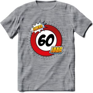 60 Jaar Hoera Verkeersbord T-Shirt | Grappig Verjaardag Cadeau | Dames - Heren | - Donker Grijs - Gemaleerd - 3XL