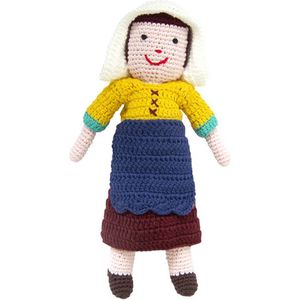 Knuffel gehaakt Melkmeisje van Vermeer. 30 cm