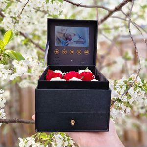 Gepersonaliseerd cadeau Flowerbox met video - Giftbox Rozenbox Videobox Uniek Valentijn Kado
