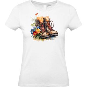 Dames T-shirt Vierdaagse wandelschoenen | Vierdaagse shirt | Wandelvierdaagse Nijmegen | Roze woensdag | Wit | maat XS