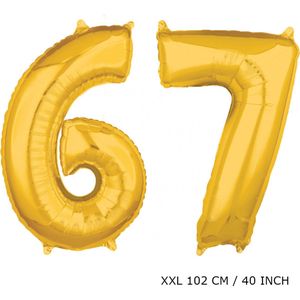 Mega grote XXL gouden folie ballon cijfer 67 jaar. Leeftijd verjaardag 67 jaar. 102 cm 40 inch. Met rietje om ballonnen mee op te blazen.