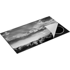 Chefcare Inductie Beschermer Kudde Schapen op het Gras bij Zonsondergang - Zwart Wit - 95x50 cm - Afdekplaat Inductie - Kookplaat Beschermer - Inductie Mat