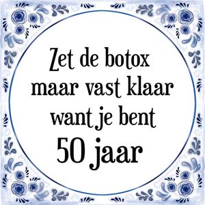 Verjaardag Tegeltje met Spreuk (50 jaar: Zet de botox maar vast klaar, want je bent 50 jaar + cadeau verpakking & plakhanger
