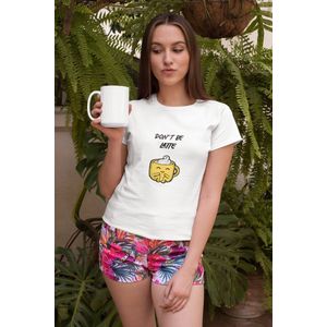 Shirt - Don’t be latte - Wurban Wear | Grappig shirt | Koffie | Unisex tshirt | Koffiezetapparaat | Koffiebonen | Wit & Zwart