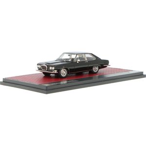 De 1:43 Diecast Modelauto van de Jaguar FT Bertone uit 1966 in zwart. De fabrikant van het schaalmodel is Matrix. Dit model is alleen online verkrijgbaar.
