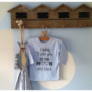 Shirtje baby tekst blauw jongen papa eerste vaderdag |  daddy i love you to the moon and back | Lange of korte mouw | lichtblauw | maat 56-110