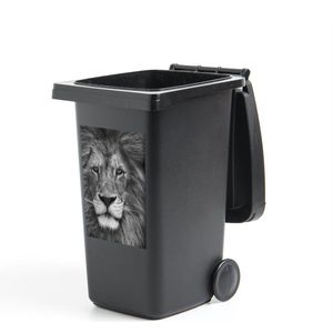 Container sticker Close-up Dieren in Zwart-Wit - Perzische leeuw op zwarte achtergrond in zwart-wit Klikosticker - 40x60 cm - kliko sticker - weerbestendige containersticker