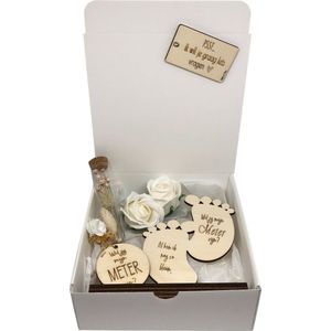 Geschenkbox Wil jij mijn METER zijn? |  beige | sleutelhanger | droogbloemen | voetjes | meter vragen | meter worden | peettante vragen | peettante worden | cadeau | doosje met een vraag