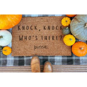 Knock Knock Who Is There | 60x40 cm | Nieuwe huis cadeau | Ingangsmat | Deurmat met stijl | Verhuizing cadeau | Praktisch & trendy | Perfect voor binnenkomst | Cadeau voor nieuwe woning