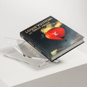 Studio Basique® Boekenstandaard Gekanteld voor Koffietafel of Kookboek - Transparant Plexiglas - 35x24cm Kruisstandaard - Luxe Kookboekstandaard - Boekenhouder voor Medium tot XL boeken - Design Bookstand - Boekensteun - Acryl