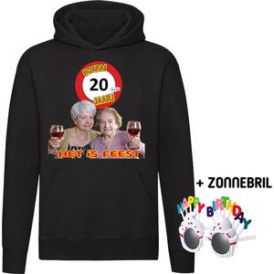 Hoera 20 jaar! Het is feest Hoodie + Happy birthday bril - verjaardag - jarig - 20e verjaardag - oma - wijn - grappig - unisex - trui - sweater - capuchon