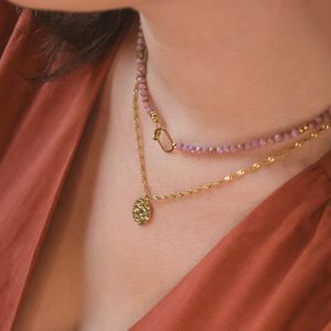 Ava&Imber Sparkling Paarse Lepidoliet Ketting Stainless Steel (RVS) | Lila Edelsteen Ketting voor Vrouwen | Paarse Kralenketting met Gouden Kraaltjes | Moderne, Minimalistische Damesketting | Vrolijke Collier voor de Lente