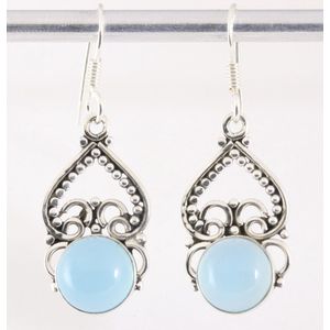 Opengewerkte zilveren oorbellen met blauwe chalcedoon