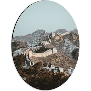 WallClassics - Dibond Ovaal - Uitzicht op Berg met Chinese Muur bij Blauwe Lucht - 30x40 cm Foto op Ovaal (Met Ophangsysteem)