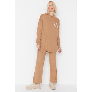 Trendyol Vrouwen Lage mouw Ronde hals Camel Threads Chain Gedetailkunstleerde Sweater-Broek Knitwear Set TCTAW23US00117