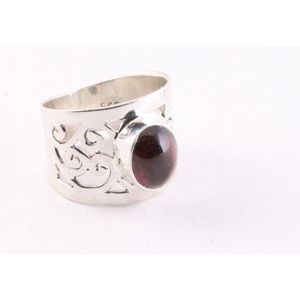 Opengewerkte zilveren ring met granaat - maat 16.5