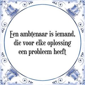 Tegeltje met Spreuk (Tegeltjeswijsheid): Een ambtenaar is iemand, die voor elke oplossing een probleem heeft + Kado verpakking & Plakhanger