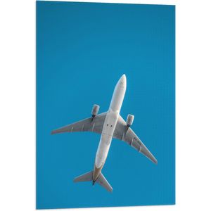 WallClassics - Vlag - Onderkant van Vliegtuig bij Blauwe Lucht - 60x90 cm Foto op Polyester Vlag