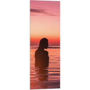 WallClassics - Vlag - Silhouet van Mooie Vrouw in Zee - 30x90 cm Foto op Polyester Vlag