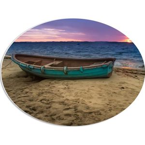 WallClassics - PVC Schuimplaat Ovaal - Eenzaam blauw Bootje op Strand bij Zee - 56x42 cm Foto op Ovaal (Met Ophangsysteem)