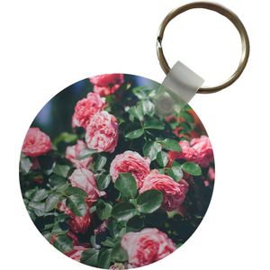 Sleutelhanger - Mooie roze roos in zomertuin - Plastic - Rond - Uitdeelcadeautjes