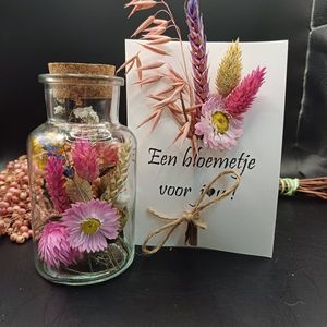 Fleurig flesje met droogbloemen en een wenskaart ""Een bloemetje voor jou