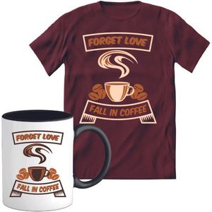 T-Shirtknaller T-Shirt met Koffiemok | Forget Love Fall In Coffee - Koffie Kleding | Heren / Dames Shirt met Mok Cadeau | Kleur rood | Maat M