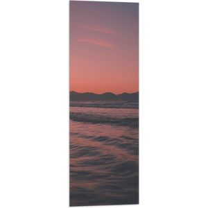 WallClassics - Vlag - Golvende Zee met Oranje Paarse Lucht - 30x90 cm Foto op Polyester Vlag