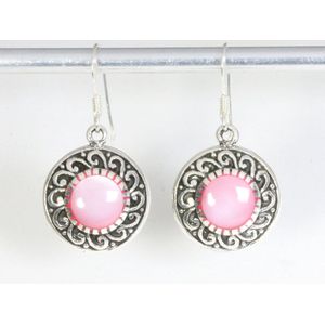 Bewerkte ronde zilveren oorbellen met roze parelmoer