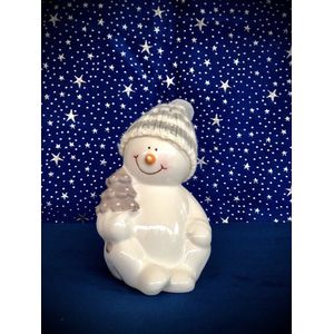 Sneeuwman keramiek Frosty 2 ass kerstboom 15 cm hoog - keramiek - decoratiefiguur - interieur en tuin - geschikt voor binnen en buiten - cadeau - geschenk - kerstcollectie - kerstman - kerstdecoratie - kerstfiguur