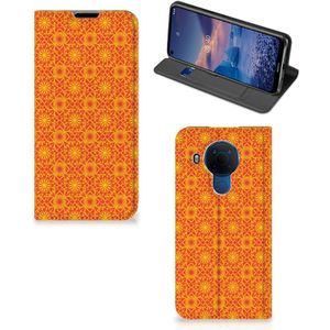 Nokia 5.4 Hoesje met Magneet Batik Oranje
