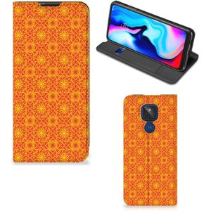 Motorola Moto G9 Play Hoesje met Magneet Batik Oranje